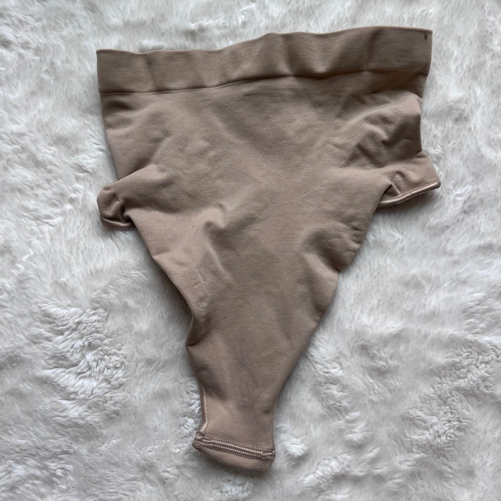 SKIMS Sculpting High Waist Thong Tan Size Small Medium Seamless Shapewear NWOT - Picture 3 of 8